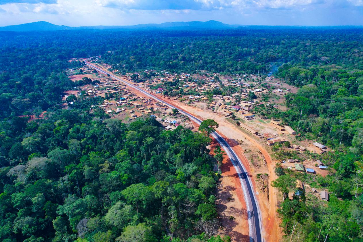 恩恩公路远景。潘禹彤摄