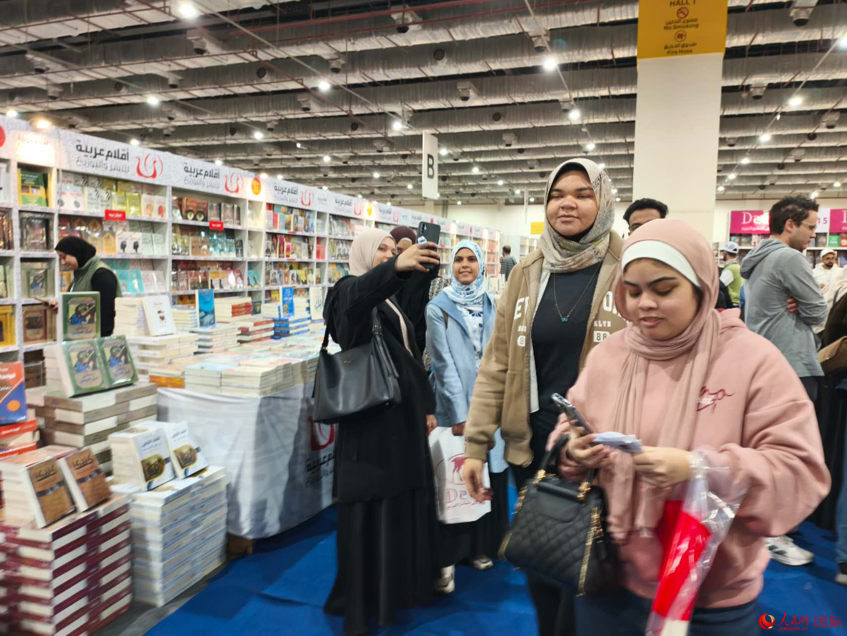 书展现场。人民网记者 黄培昭摄