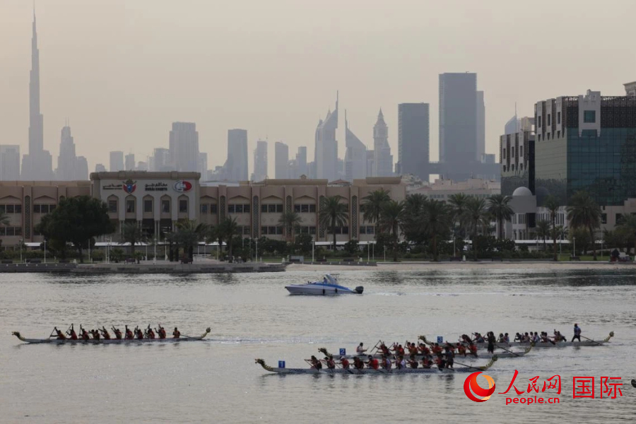 哈利法塔下，参赛健儿奋楫前行。人民网记者 张志文摄
