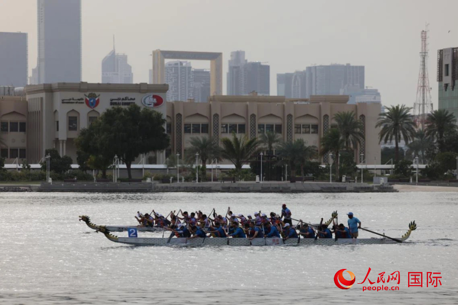 迪拜地标“金相框”下，参赛选手中流击水。人民网记者 张志文摄