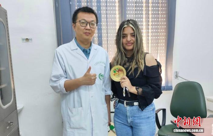 图为在援外期间，宗懿为一位19岁突尼斯女孩诊疗后，对方送上铜盘表示感谢。受访者供图