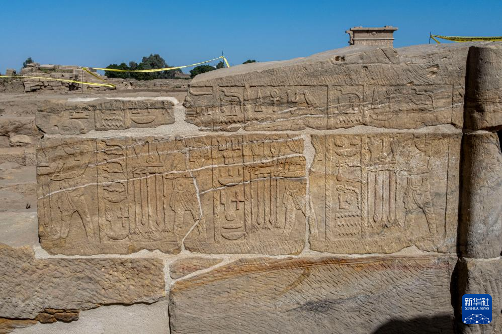 这是1月24日在埃及卢克索省卡尔纳克孟图神庙遗址区拍摄的刻有浮雕的石块。新华社记者 辛梦晨 摄