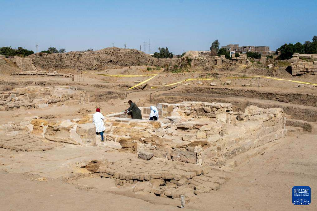1月24日，工作人员在埃及卢克索省卡尔纳克孟图神庙遗址区清理遗迹。新华社记者 辛梦晨 摄