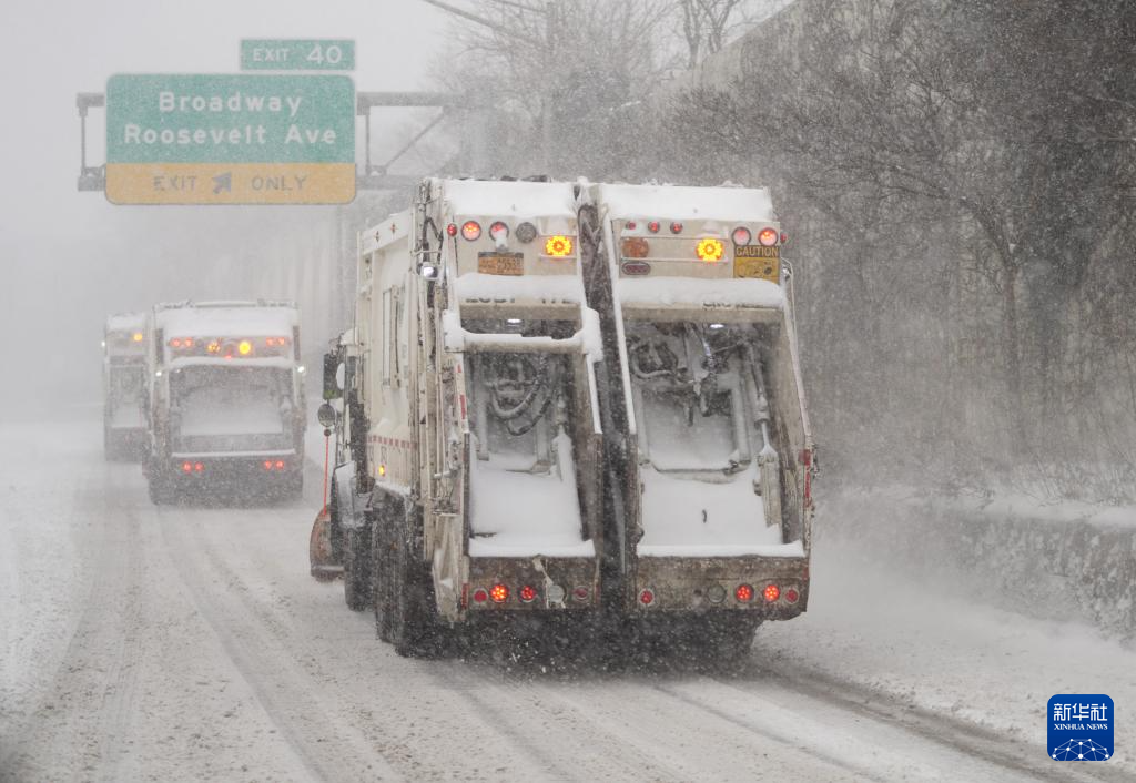 1月25日，铲雪车在美国纽约街头作业。新华社记者 张凤国 摄