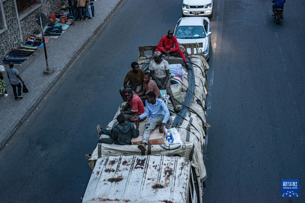 1月27日，在刚果（金）北基伍省首府戈马市，工人坐在装载着货物的卡车上。新华社发