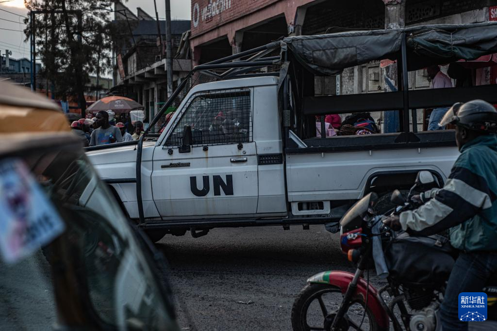 1月27日，在刚果（金）北基伍省首府戈马市，联合国维和人员驾车经过市中心的集市。