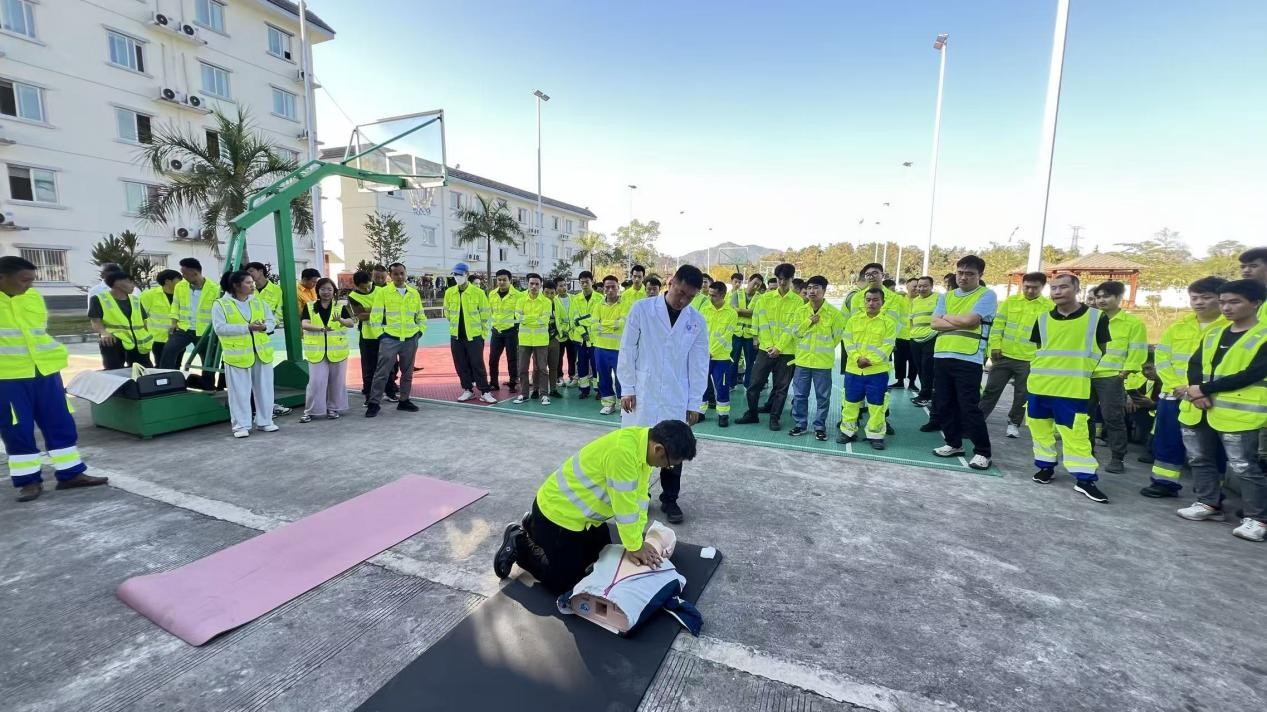 云南省第一人民医院援老医疗队进行心肺复苏培训。云南省第一人民医院援老医疗队供图