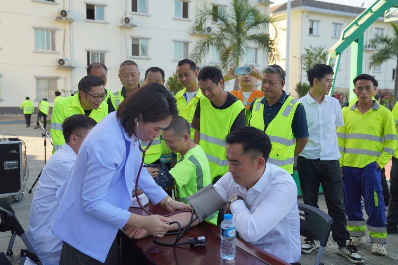 云南省第一人民医院援老医疗队义诊现场。云南省第一人民医院援老医疗队供图