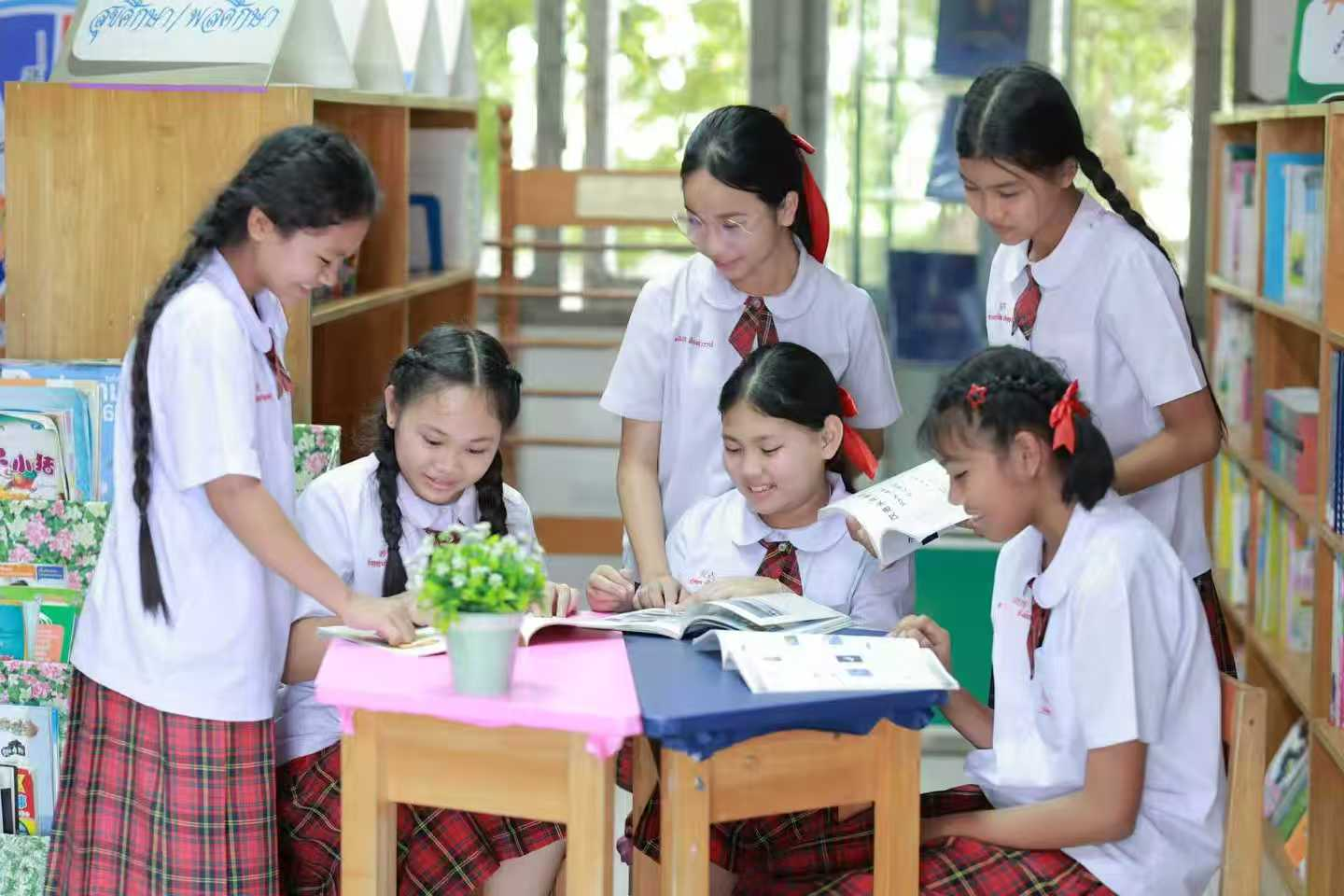 泰国学生在“澜湄书屋”看书交流 活动主办方供图