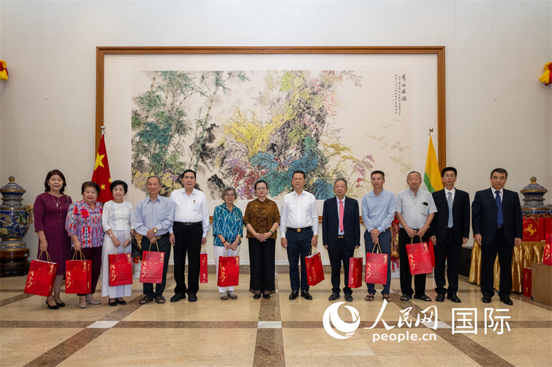 图二：中国驻缅甸大使马珈与缅华侨领代表合影留念。人民网记者谢佳君摄