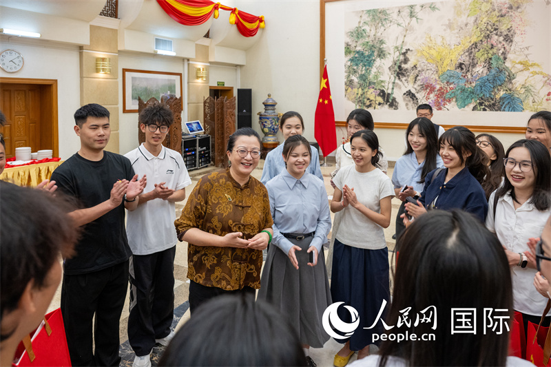 图三：中国驻缅甸大使马珈在2026年“温暖迎春·共庆中国年”新春礼包发放仪式现场同留学生代表交流。人民网记者谢佳君摄