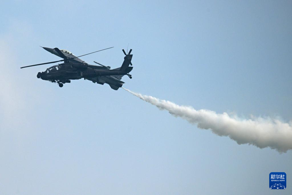 2月1日，在新加坡樟宜展览中心举行的新加坡航展媒体预演上，一架新加坡空军阿帕奇AH-64D直升机（前）和一架F-16C战斗机进行飞行表演。