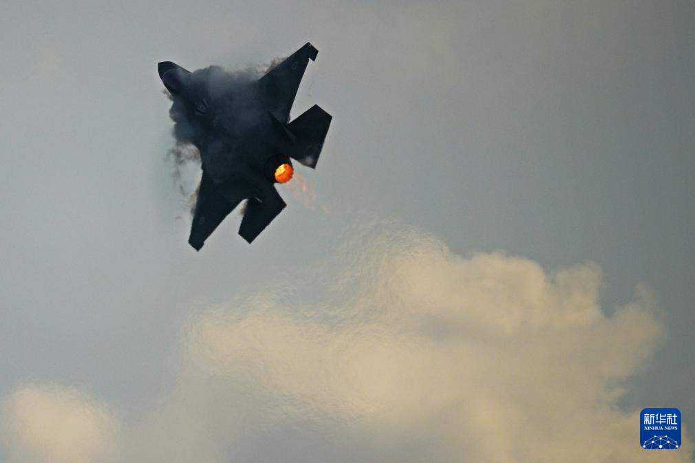 　2月1日，在新加坡樟宜展览中心举行的新加坡航展媒体预演上，一架澳大利亚皇家空军F-35A战斗机进行飞行表演。