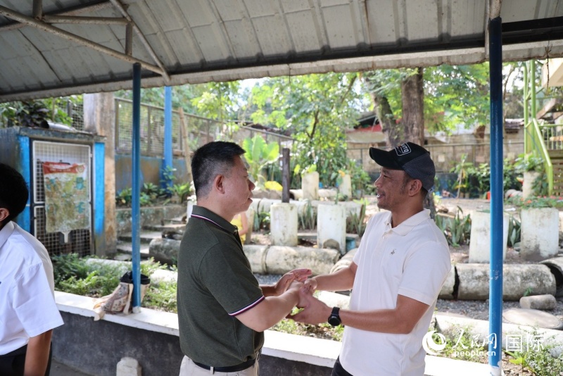 井泉大使邀请加拉威斯小学校长凯桑·阿宝携师生访问中国驻菲使馆。人民网记者樊帆 摄