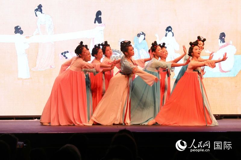 3、在晚会上，华盛顿地区的华侨华人进行了形式多样的文艺演出。图为演员们表演舞蹈《捣练图》。 人民网记者 李志伟摄