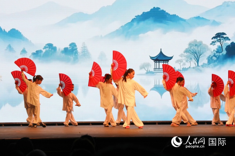 4、在美华侨华人青少年进行太极功夫扇表演，传承中华文化。 人民网记者 李志伟摄