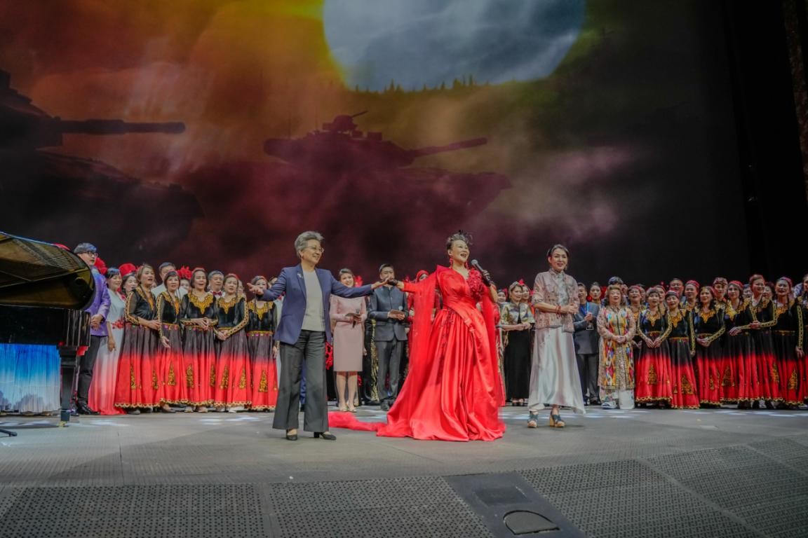 晚会在大合唱《我和我的祖国》声中落下帷幕。塔里克·易卜拉欣摄