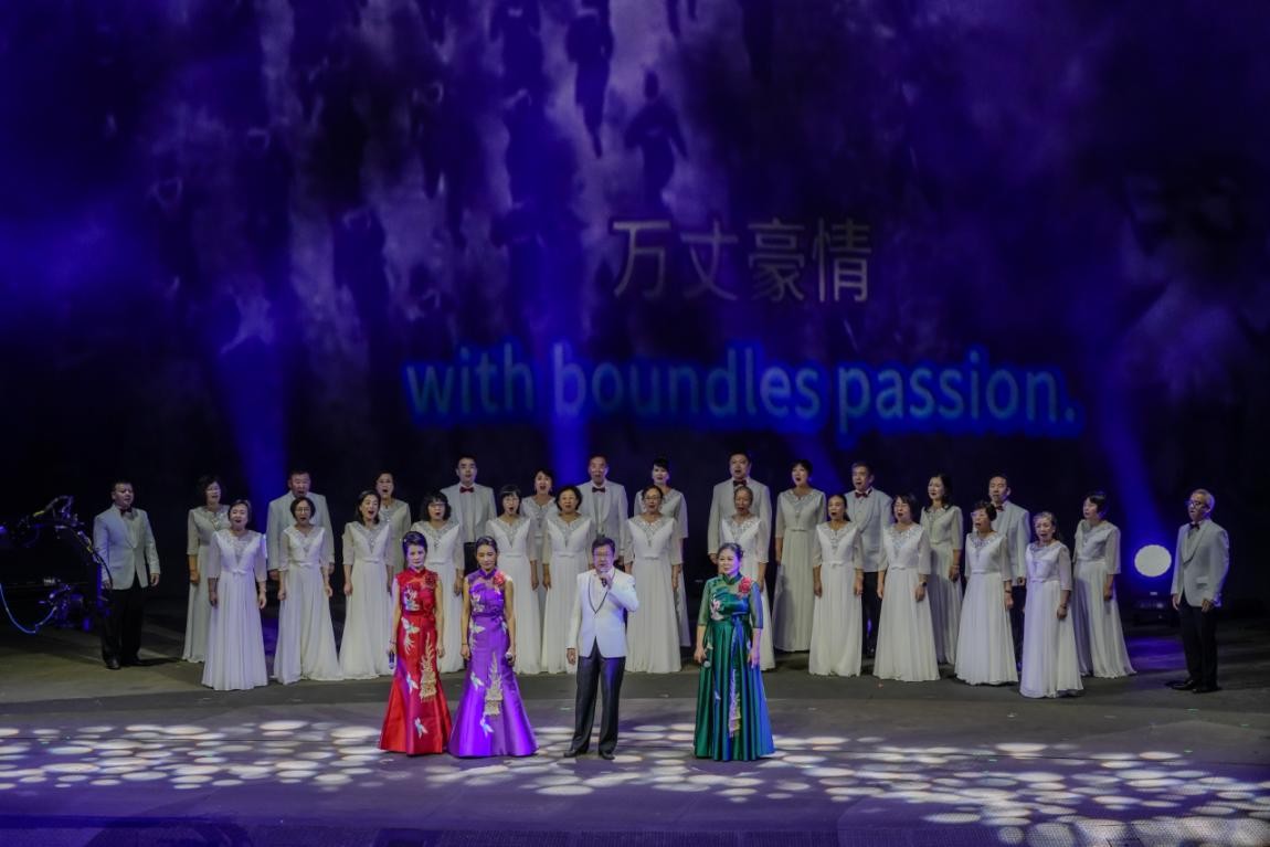 美国华侨华人演绎的诗歌颂《月光下的中国》。塔里克·易卜拉欣摄