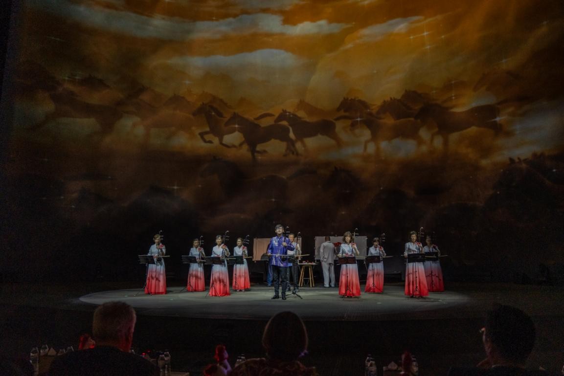来自日本二胡学院和迪拜萨米尔艺术画廊的艺术家同台演绎《万马奔腾》。塔里克·易卜拉欣摄