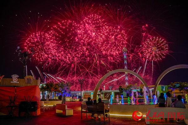 中国烟花照亮阿布扎比夜空。人民网 塔里克·易卜拉欣摄