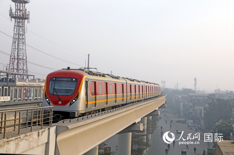 巴基斯坦拉合尔橙线地铁由中国国家铁路集团有限公司和中国北方工业有限公司联合承建。通车5年多以来，已安全运营超过7000万列车公里。图为正在行驶中的橙线地铁。人民网记者赵益普摄.