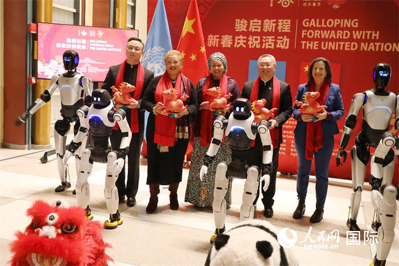 2、联合国常务副秘书长阿明娜·穆罕默德出席活动。图为阿明娜等嘉宾合影。 人民网记者 李志伟摄