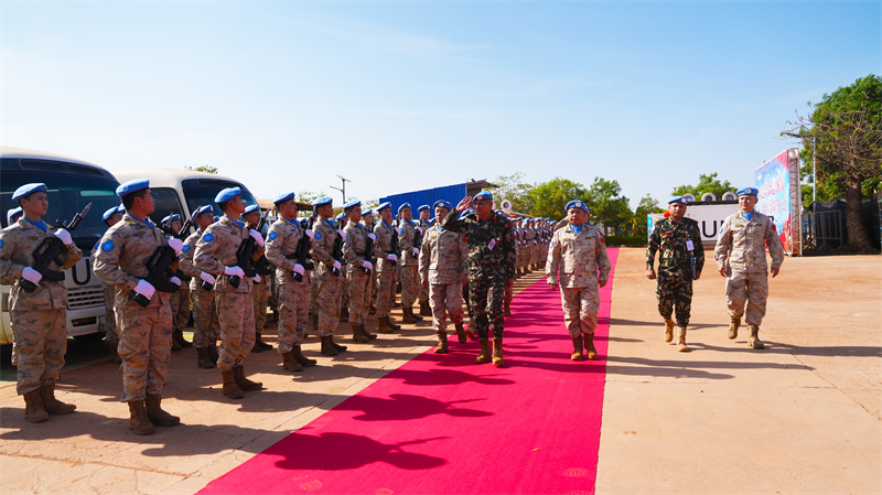 中国维和直升机分队接受联阿安全部队司令什雷斯塔检阅。刘洋摄
