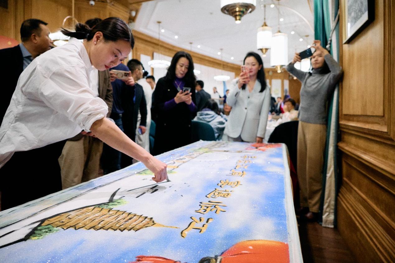 常州沙画艺术家现场即兴创作。杨浩鹏摄