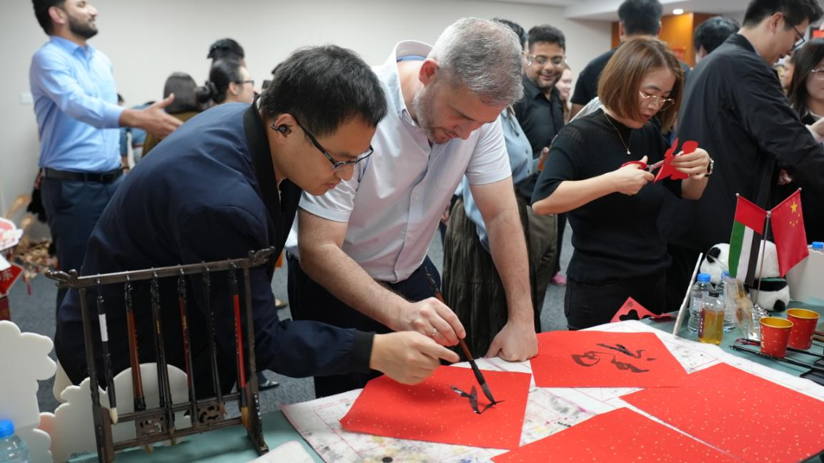 外国朋友学习中国书法。主办方供图