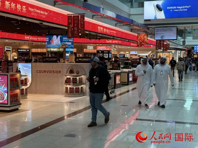 迪拜国际机场内洋溢中国新年氛围。人民网记者 张志文摄