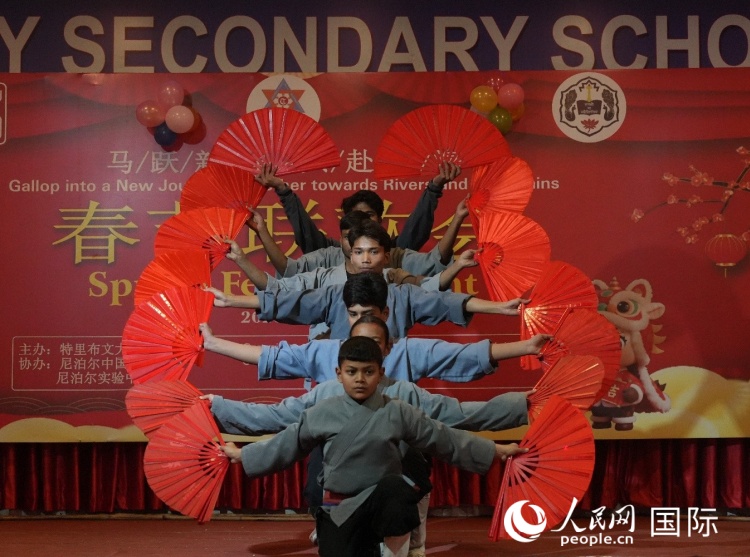 尼泊尔学生表演少林功夫。人民网记者 李墨摄