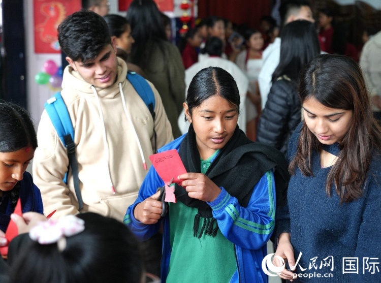 尼泊尔学生体验剪纸艺术。人民网记者 李墨摄