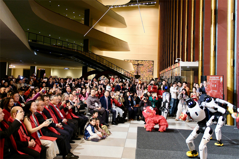 1、当地时间2月12日晚，“骏驰八秩 春煦五洲”主题春节联欢晚会在纽约联合国总部举行。 联合国中国书会供图