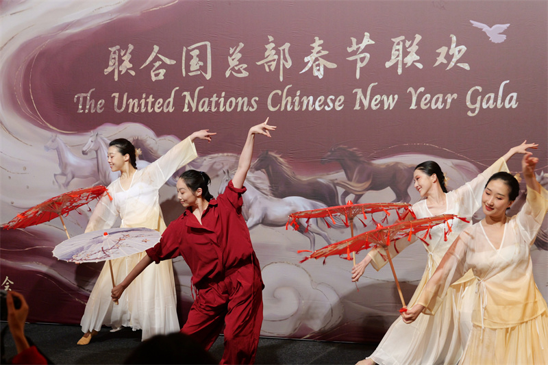 2、当天，在联合国总部进行了丰富多彩的文艺演出，庆祝中国春节。 联合国中国书会供图 (1)