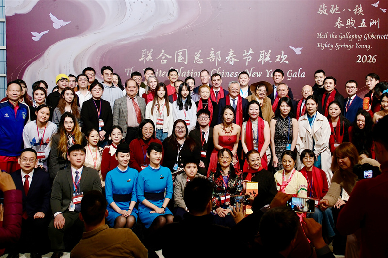 3、图为嘉宾们与演出人员、工作人员合影。 联合国中国书会供图 (1)