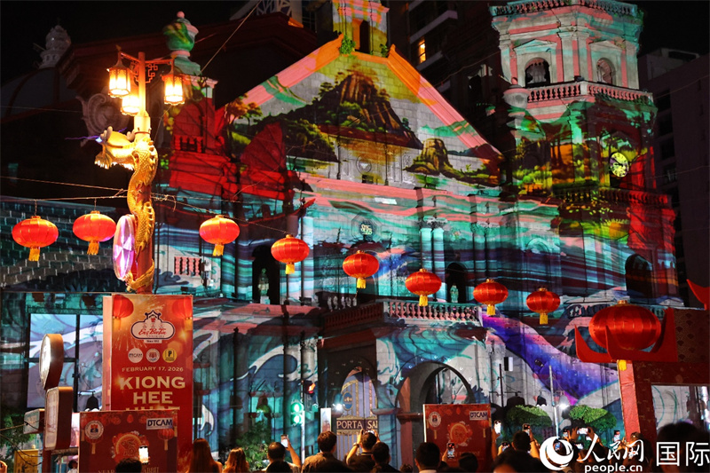 马尼拉市岷伦洛区的中国城地标建筑照明升级项目，吸引众多民众前往参观留念。人民网记者樊帆  摄