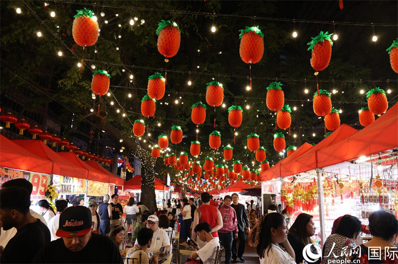 商场与各类场所红灯笼高挂，中国城在夜幕下绽放出新的风采。人民网记者樊帆  摄