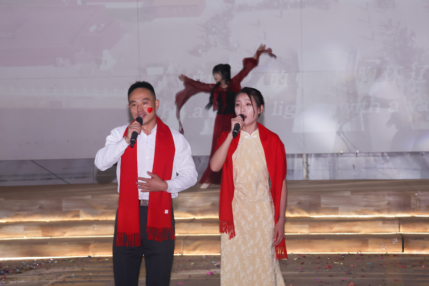 歌舞表演《灯火里的中国》。韩瑞田摄