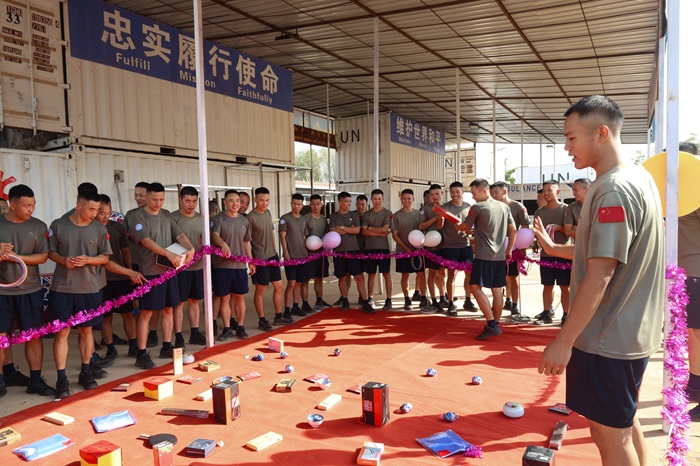 新春游园活动中，官兵参加套圈游戏。韩瑞田摄