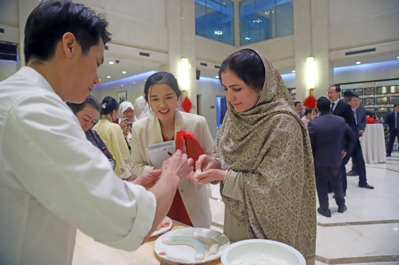 活动现场，巴方嘉宾学习体验包饺子。中国驻巴基斯坦使馆供图