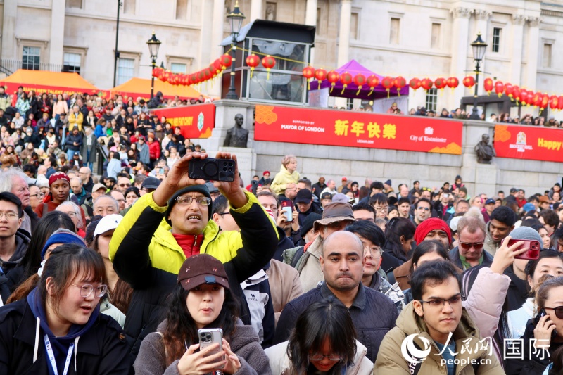 演出吸引众多中外观众前来观看。人民网记者 程龙摄