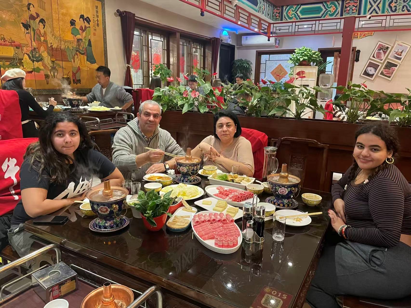 2023年，法伊萨一家在外聚餐，欢度春节。
