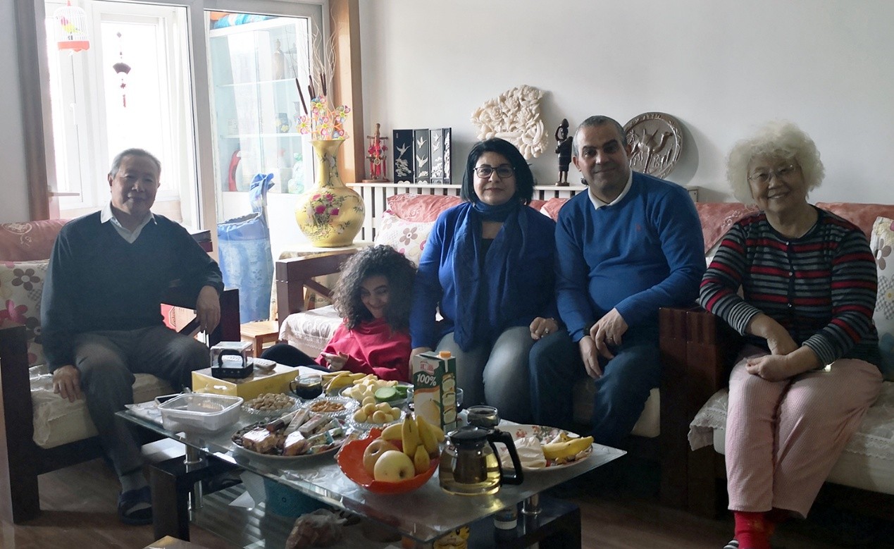 2019年春节，法伊萨携家人在北京探望她的中文启蒙老师陆应飞（左一），时光回溯至 1995 年，正是陆应飞老师在阿尔及利亚，为她开启了中文学习的大门