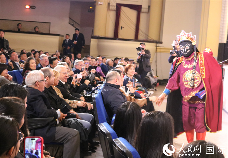 演员与现场观众互动。人民网记者 程龙摄