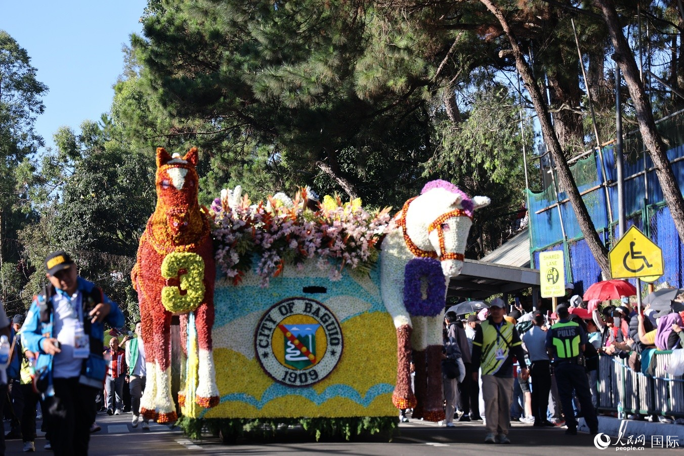 碧瑶市政府的骏马造型花车,既是对早期山区交通运输的致敬,也象征着生肖马的活力、智慧和成功。人民网记者 樊帆摄