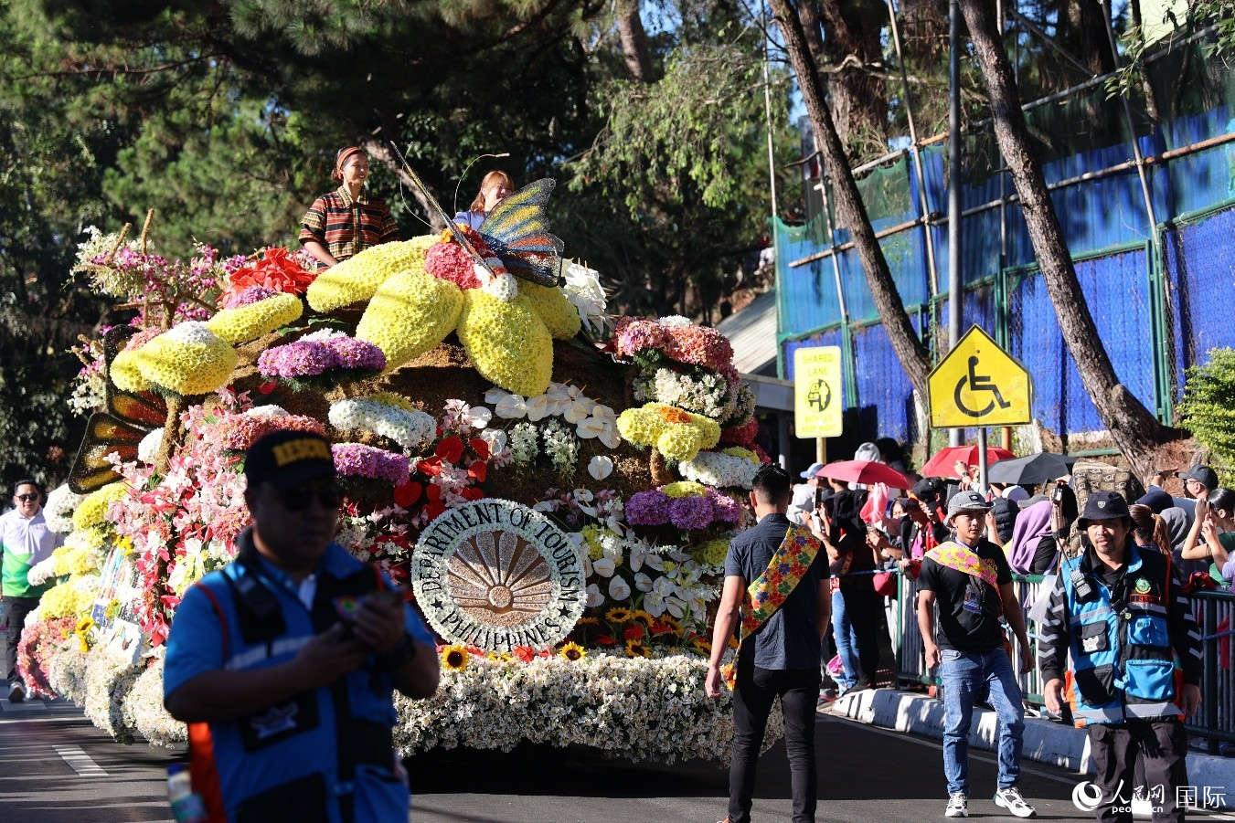 菲律宾旅游部科迪勒拉行政区办事处的花车展现了该地区的自然风光和鲜活传统，象征着当地蓬勃发展的旅游业和人们不屈不挠的精神。人民网记者 樊帆摄