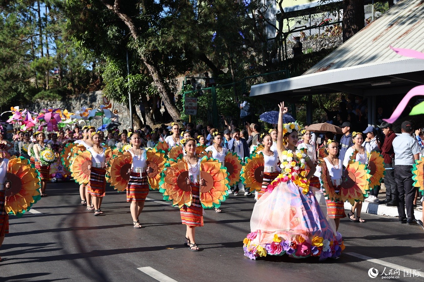 花车间身着传统服饰、仪态万方的科迪勒拉人，他们优雅而有力地展现着高地丰富的文化遗产。人民网记者 樊帆摄