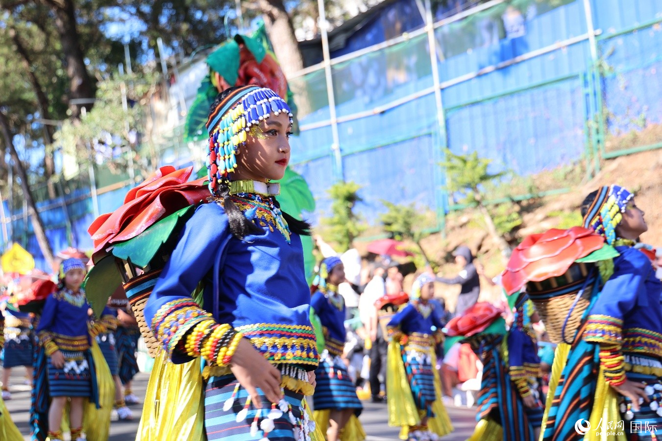 来自碧瑶市邻近省份的几所中小学校也派出代表队参加花卉节舞蹈表演，突显了吕宋岛北部地区文化遗产的多样性。人民网记者 樊帆摄