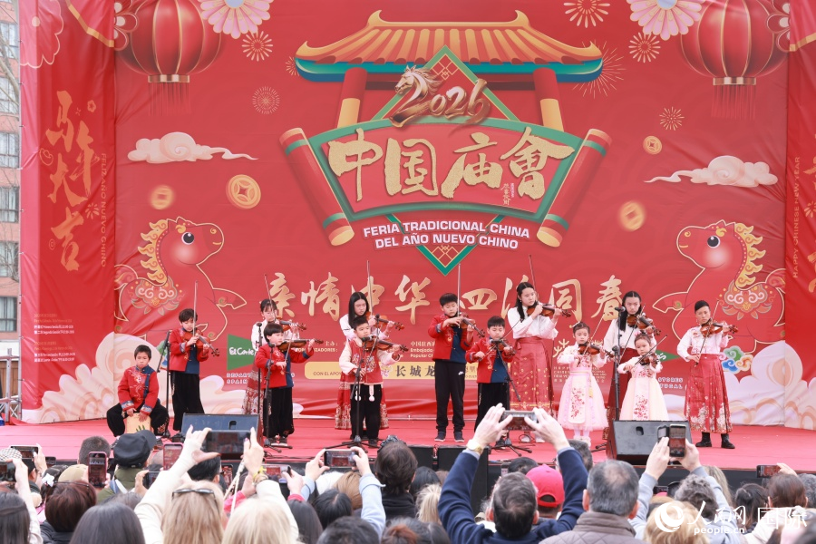 马德里市中心西班牙广场举办中国春节庙会活动，深受当地民众喜爱。人民网记者 许海林摄