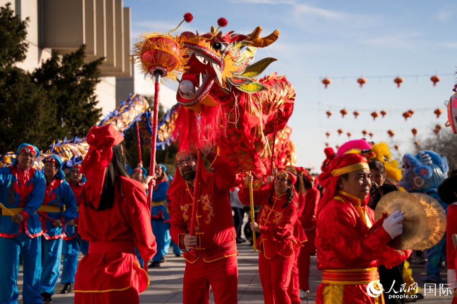 西班牙马德里举行巡游活动庆祝春节。罗晞文摄